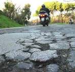 Strada con buche
